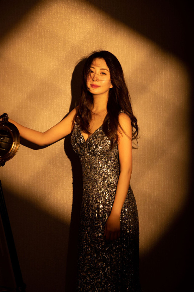 杨童舒久违红毯太用力穿亮色裙秀身材没有曲线用力过猛太掉价