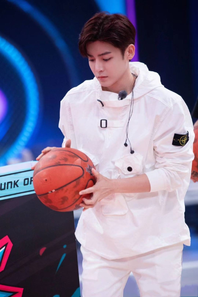 偶遇侯明昊集美大学打篮球化身阳光运动系校草青春洋溢