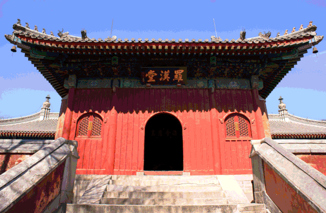 北京碧云寺罗汉堂,内有508尊木制漆金塑像 图源/香山公园