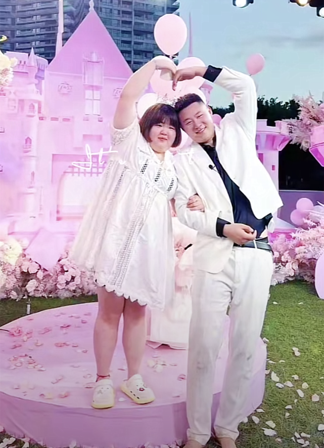 204斤女网红"大萌"被求婚成功,男友一米九送上深情一吻