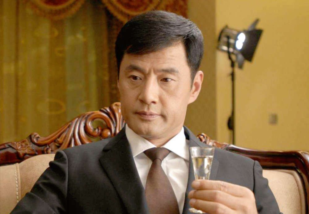 过来是谁,有人打眼一看还以为是和韩国女明星秋瓷炫在一起的于伟光