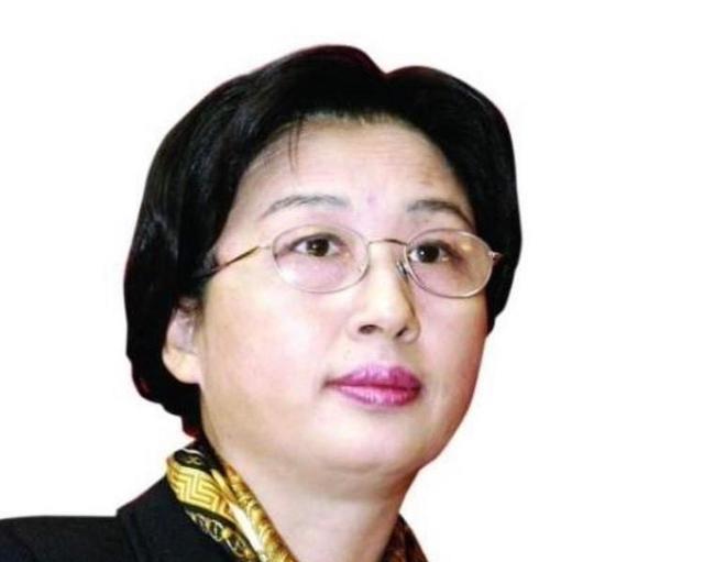 任正非不同,她生长在一个高干家庭,父亲孟东波曾担任过四川省的副省长