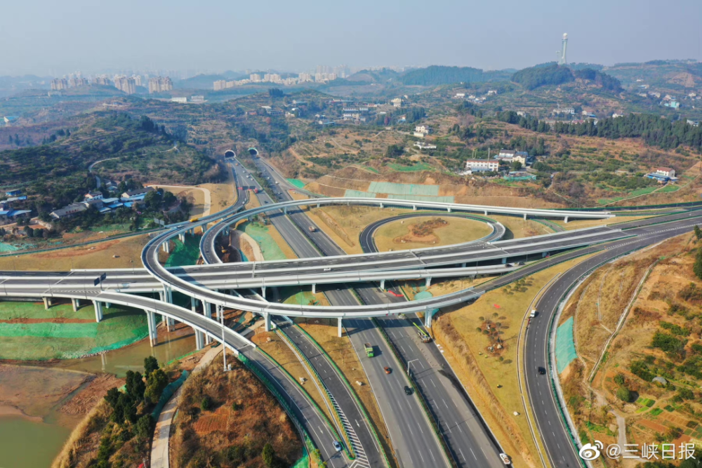 12月28日,三峡日报记者航拍的港窑路与峡州大道互通立交,目前立交已经