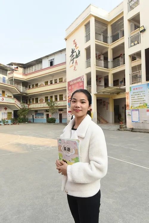 梁燕如愿成为小学母校的一名教师"以前不在家的时候,就非常挂念我爸