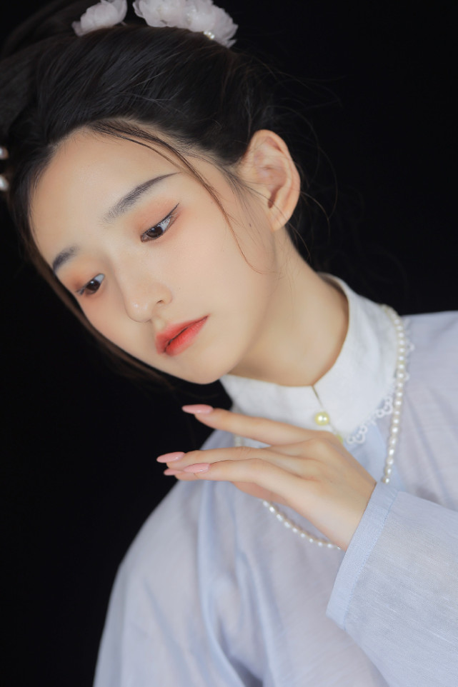 淡雅如水气质脱俗江南女子犹如仙女下凡