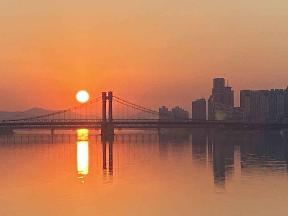 背景圖想陪你看太陽東昇西落