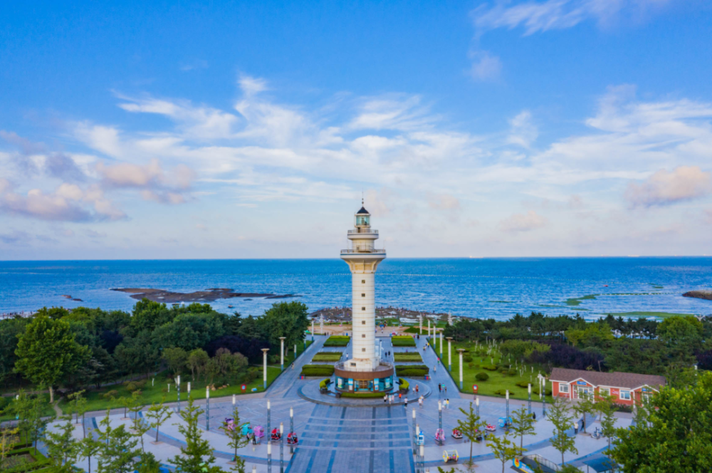 依次分布着多岛海,刘家湾赶海园,灯塔广场,万平口,日照海洋公园,东夷