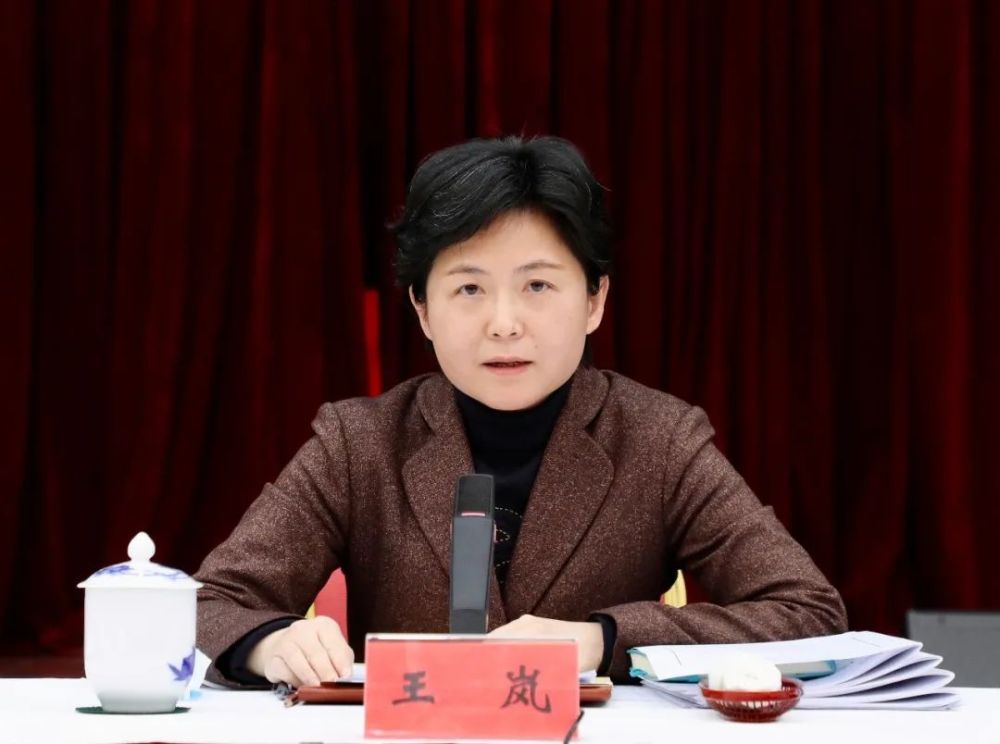 始终坚持稳中求进的工作总基调区委副书记,区长张伟出席会议并讲话