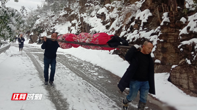 冒雪接力抢送病人