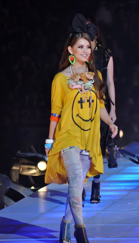 昆凌早年的职业是模特,活跃于各种t台上.