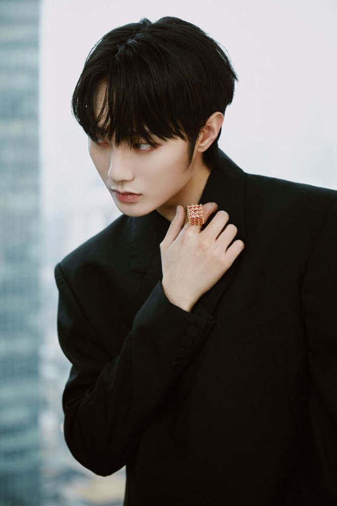 刘也亮相2021凤凰网时尚之选极简黑西装质感大片诠释潮流