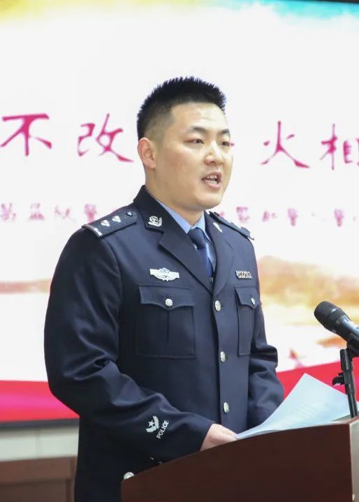 监狱长梁爽主持人首先详细介绍了9名