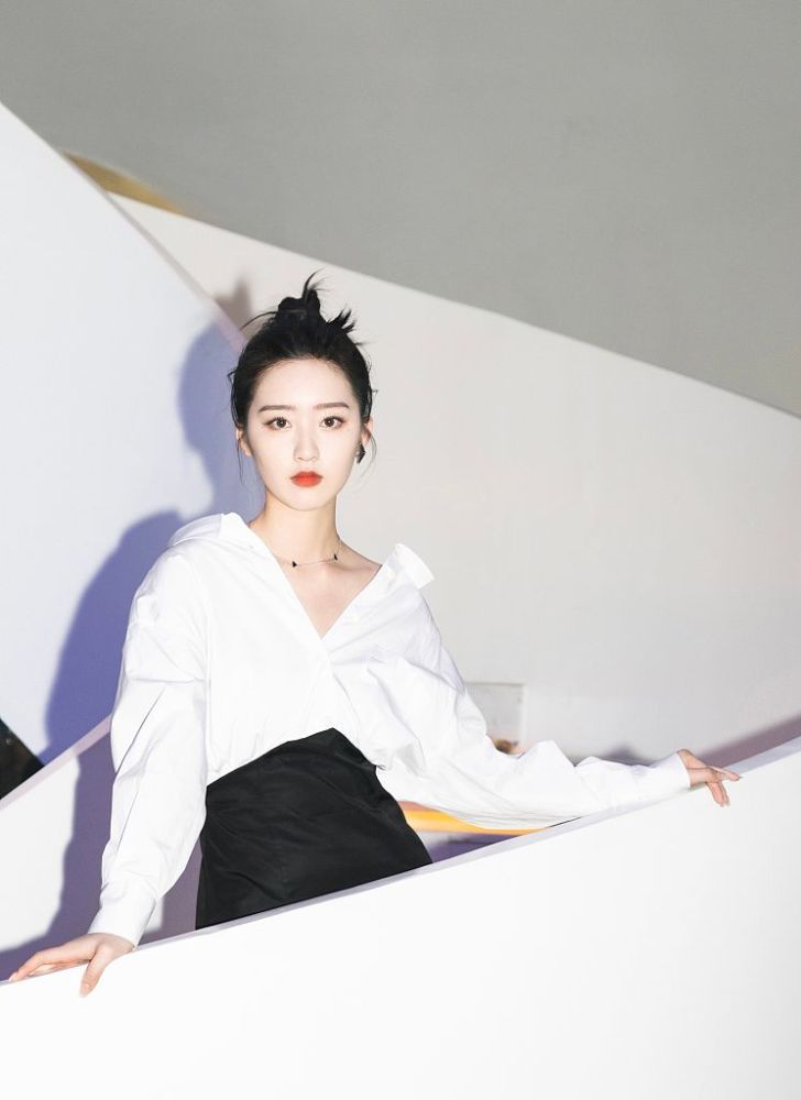 邓恩熙亮相voguefilm观映会着白衬衣少女感十足