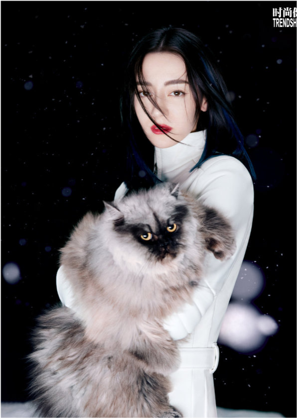 迪丽热巴新刊冷艳风彻底封神套装烈焰红唇尽显酷飒范气场全开