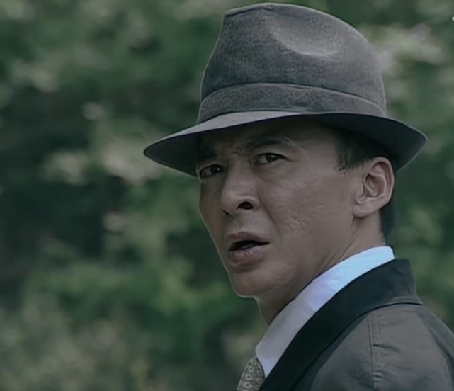 《潜伏》巅峰谍战在前两集，劳文池十重身份，万里浪坚决杀之_腾讯新闻