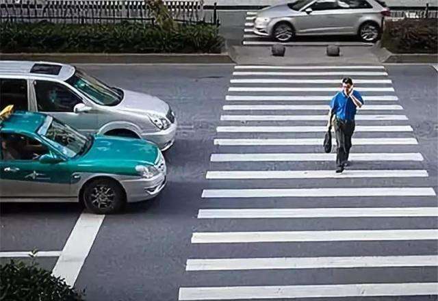 男子礼让行人遭3个女人戏耍违章交警判决一片好评