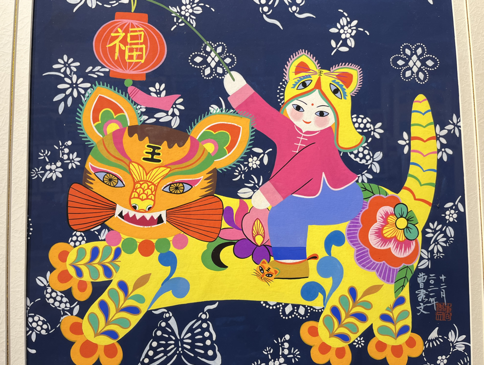 创作出一幅虎元素满满的农民画作品,用她手中的画笔,金山农民画家