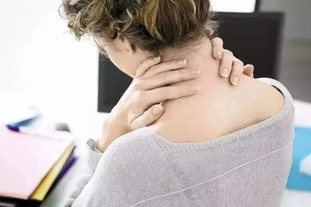 自测您的肩颈是否出现问题,克权专家温馨提示肩颈保养方法_腾讯新闻
