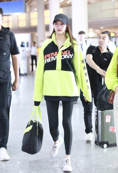 关晓彤穿运动装出席活动172身高太占优势了比很多奥运冠军都高