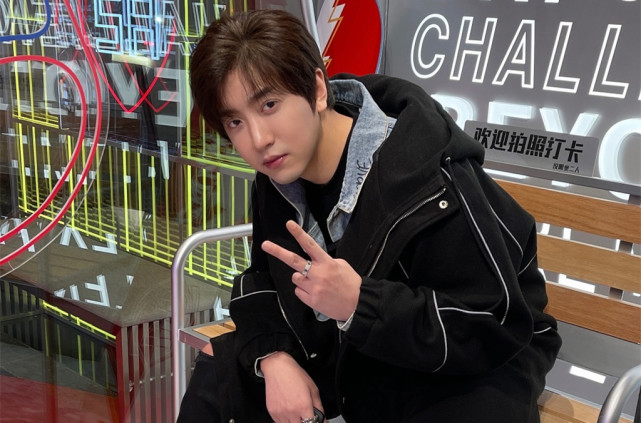 mr白冰在虎牙一夜吸粉15万请粉丝去外滩吃饭男女粉丝差点内讧