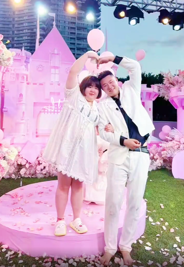 204斤女网红大萌被求婚现场深情热吻男方目的被质疑