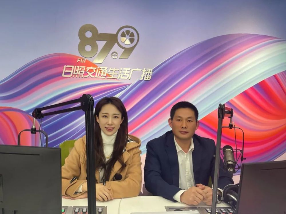 《物业直通车》节目现场(左:节目主持人 筱涵;右:做客嘉宾 日照市正和