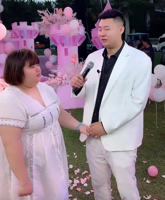 204斤女网红被求婚,男朋友身高一米九,求婚前曾失踪3个月_腾讯新闻