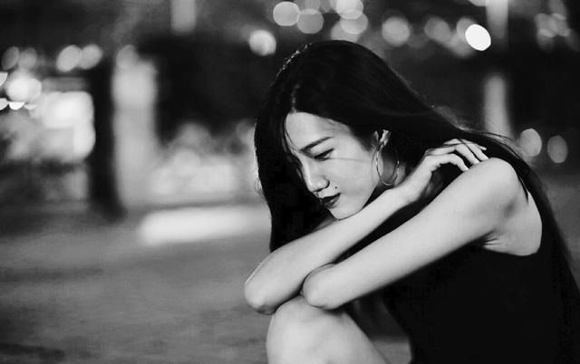 恋爱分手后通常都会是女人最先走出失恋的阴影吗