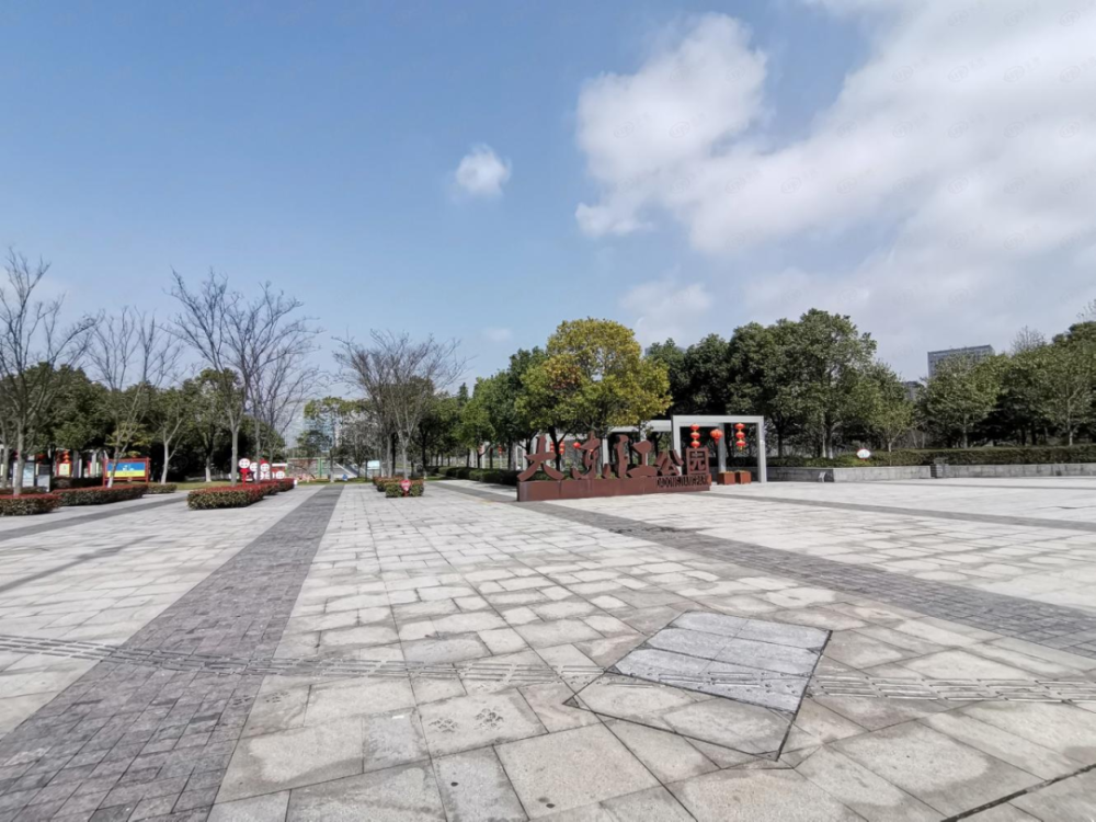 2公里,附近還有科技公園,星海公園,甬江公園,福民公園,生態環境優越.