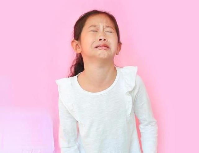 女孩因为在课堂上尿裤子不敢上学妈妈用明智的方法化解了尴尬