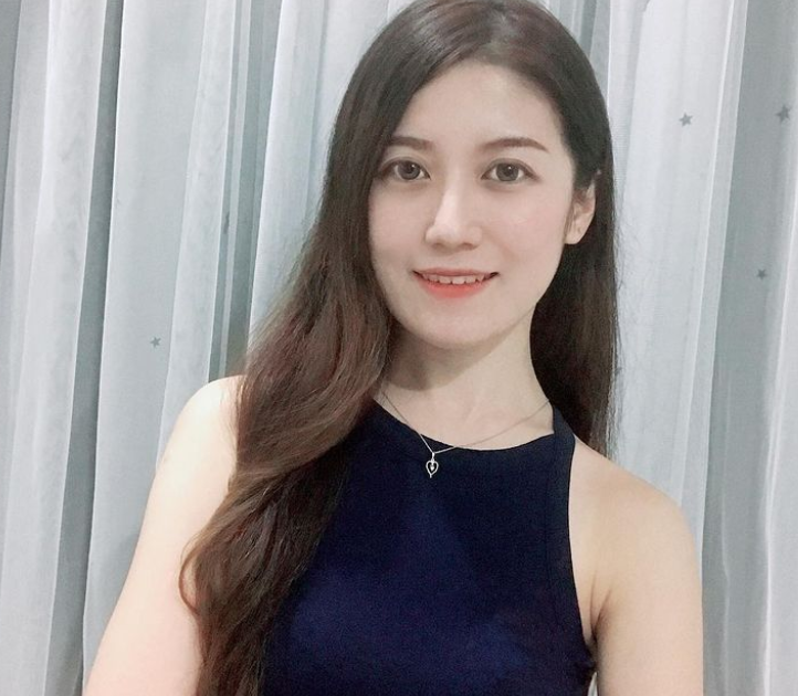 90年代,两人以及黄丽敏,余凯慈被唱片公司发掘,继而组成四千金歌唱