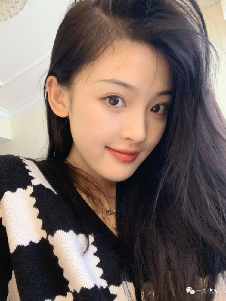 颜值博主沈歆一呀有点章若楠的味道