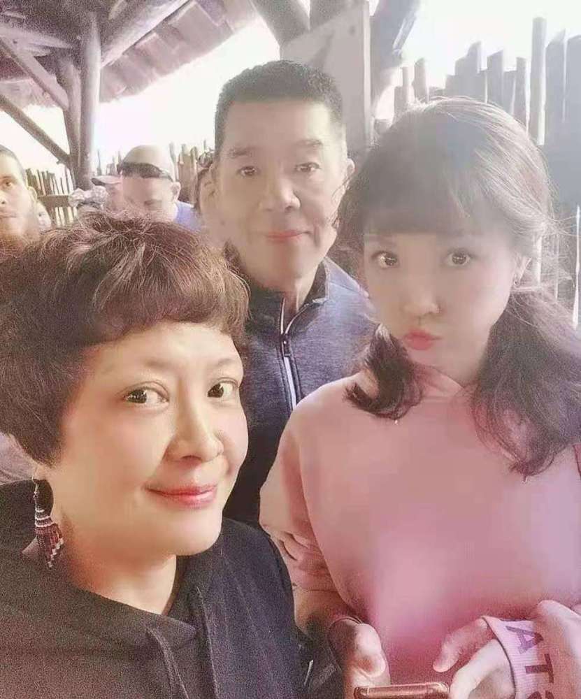 苏志丹和虎艳芬两人也是现实中的神仙眷侣,两人结婚二十多年,恩爱三十