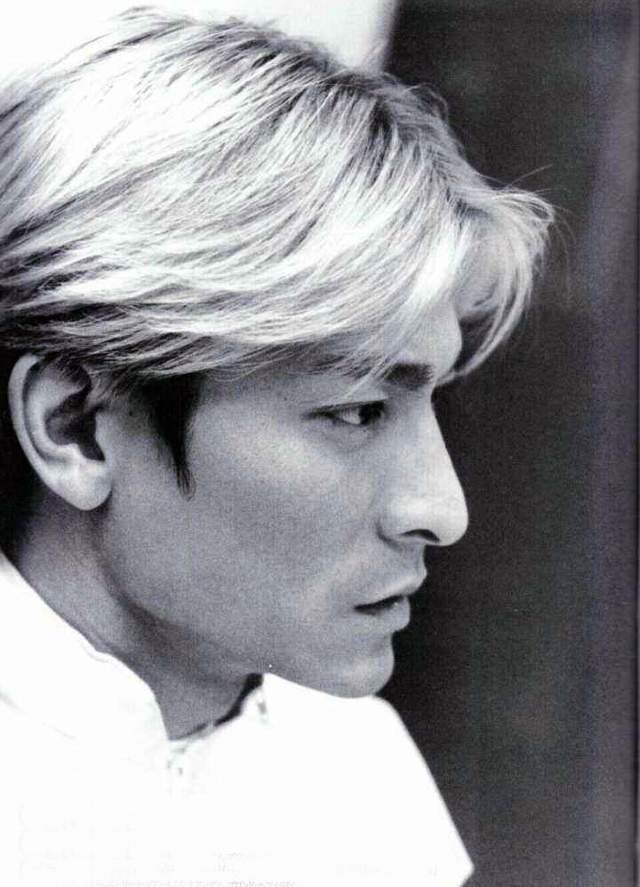 大家都说他脸上最具辨识度的地方,就在于他的"鹰钩鼻".