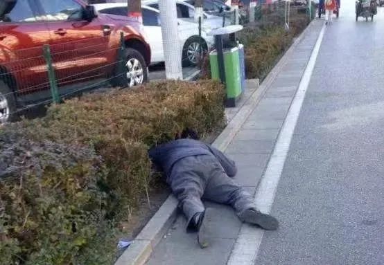 男子醉酒睡街图片