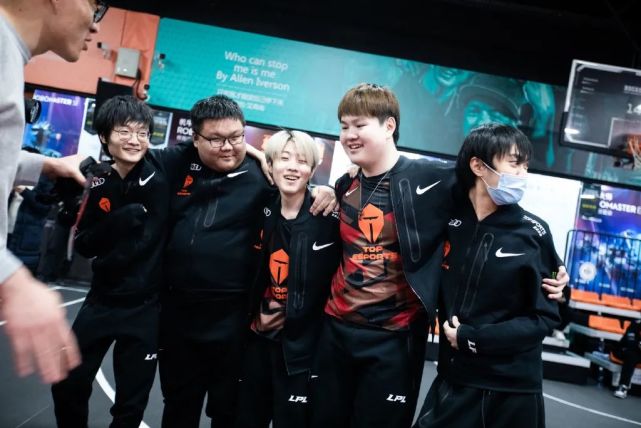 每日一撸lpl运动会选手摔伤手小虎直呼受不了新教练