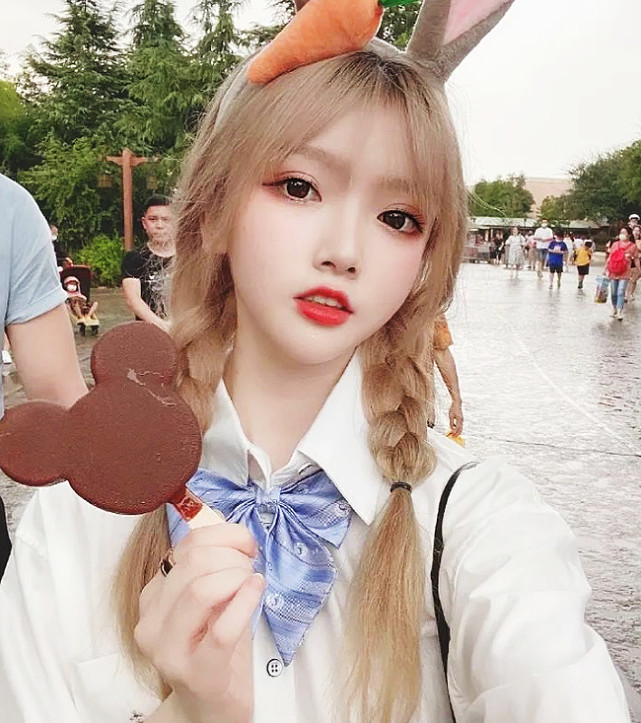 yuki雪雪加入某音之后,在大部分美女网红还没有找到发展方向时,就通过