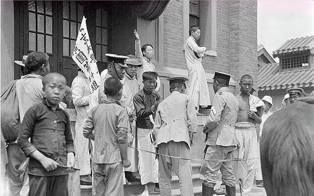 1919年五四运动旧照:北大学生和警察据理力争,这才是真正的历史