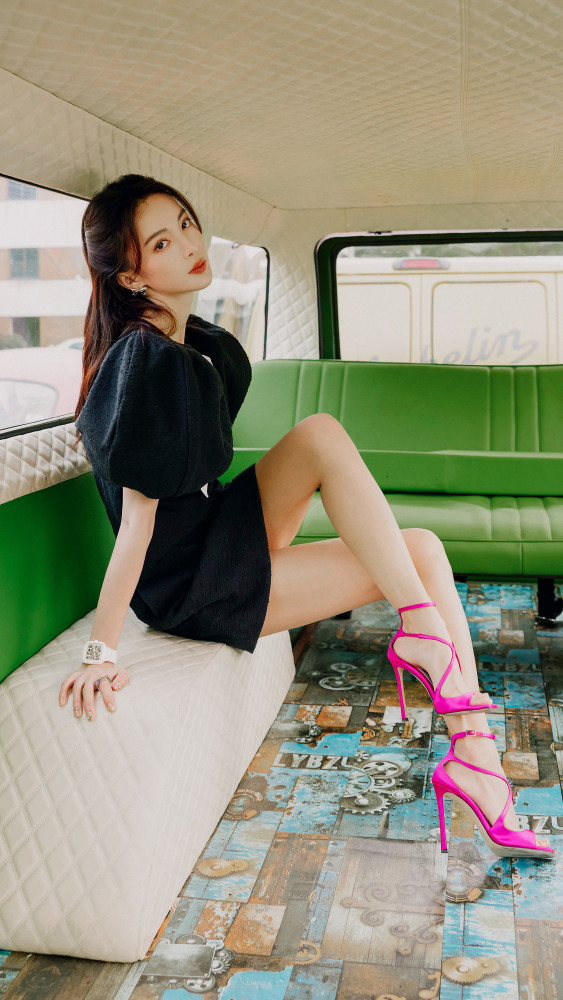 柔粉长裙书写美人的优雅,骨感金晨身姿窈窕纤美