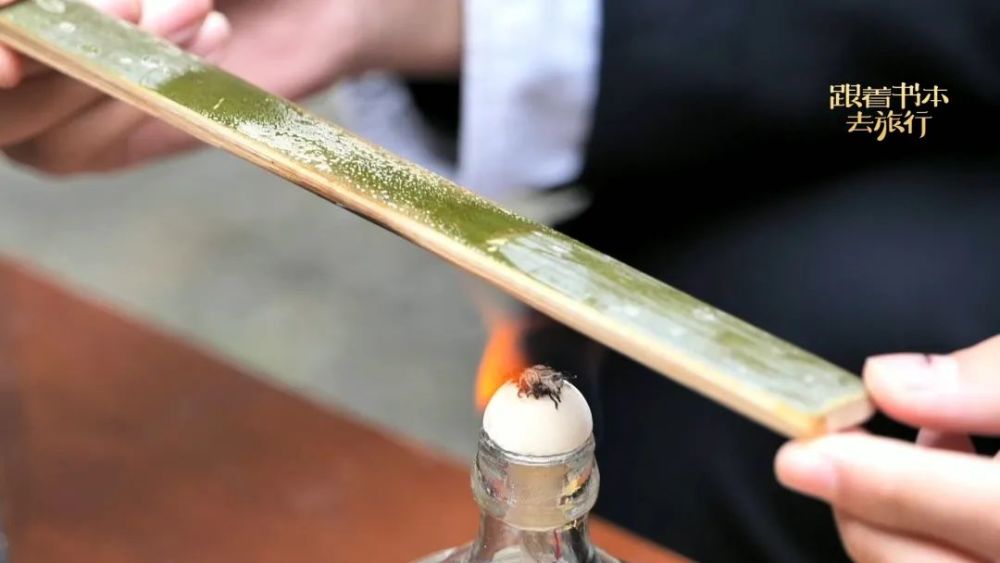 汗青,指的是在制作竹简的过程中,把青竹烤"出汗"的一道工序,同时也有