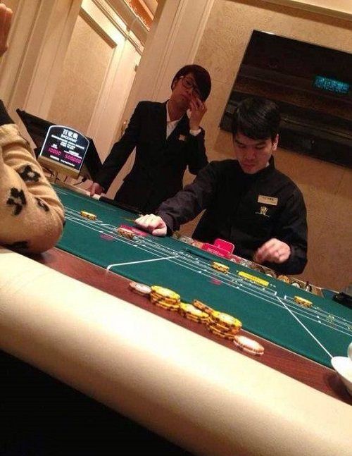 荷官是指在 赌场 内负责发牌,杀(收回客人输掉筹码)赔(赔彩)的一种