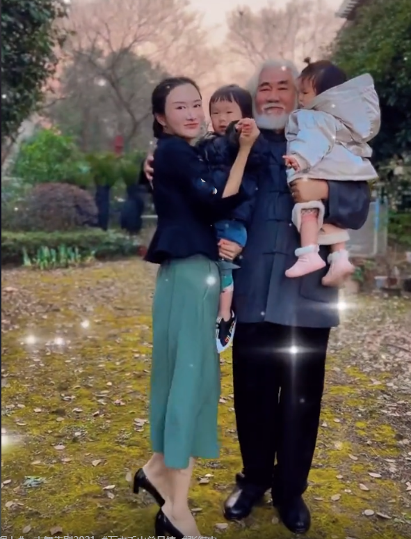张纪中与老婆抱儿女跳舞,网友恶评牵扯岳父岳母,张导理性回怼