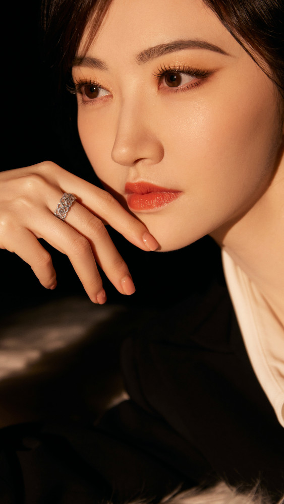 自然美人精致张扬,帅气美人怡然独到,沉迷景甜的美貌