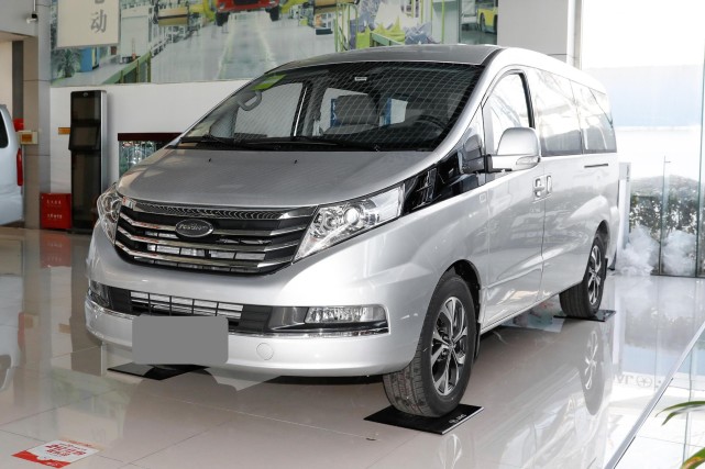 的进气格栅,内部为4条横向的镀铬装饰条,中间则使用了"refine"车标