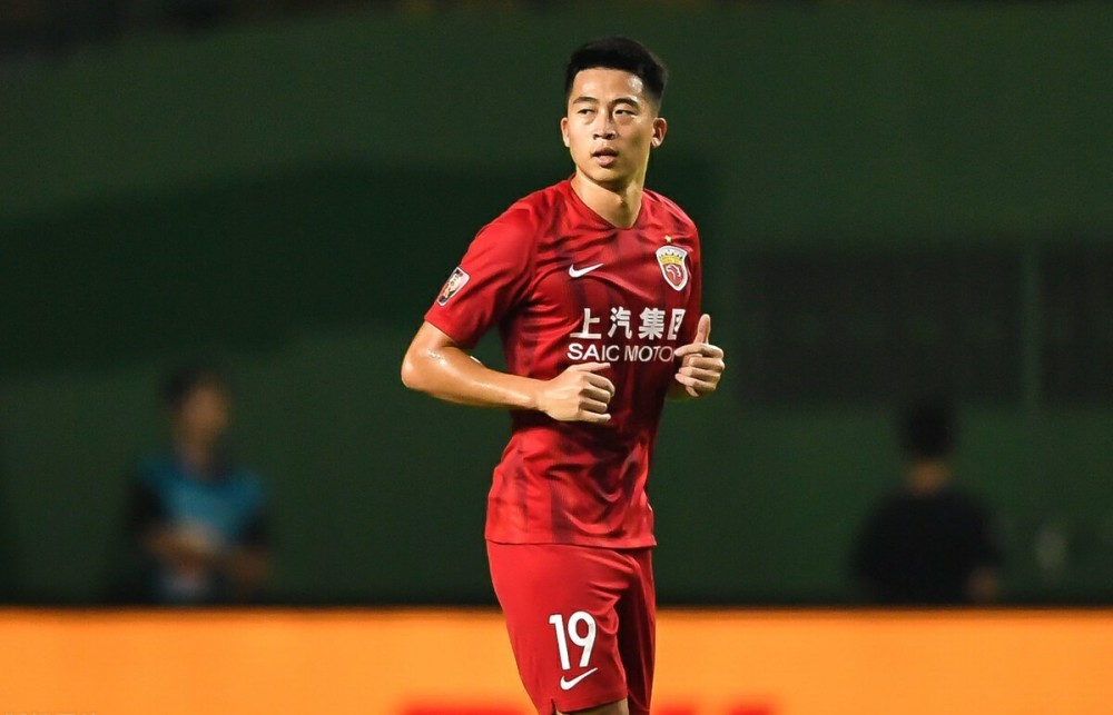 胡靖航演砸了罕见在上港获得首发却在本轮联赛表现不佳