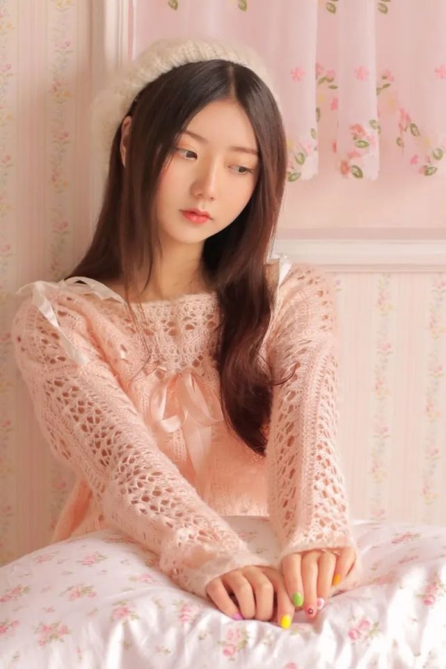 清秀文静长直发淑女的粉色迷人装扮