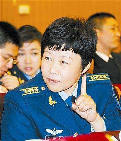 她是共和国首位空军女师长,我军第四位女少将,18岁参军,今年58