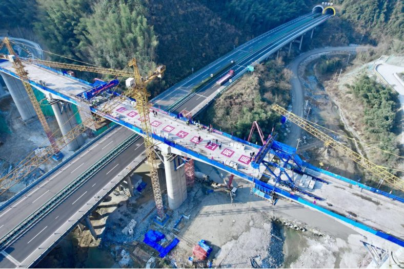控制性工程——甘棠京台高速大桥跨京台高速连续梁于既定节点顺利合龙