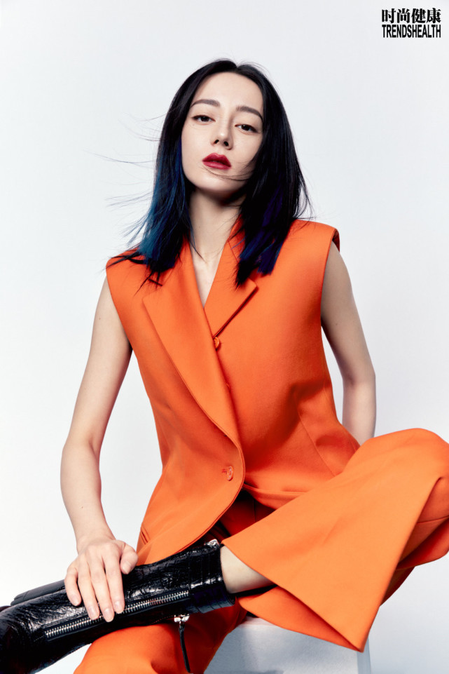 迪丽热巴第五次登《时尚健康》开年封面,光鲜照人的背后是迷人