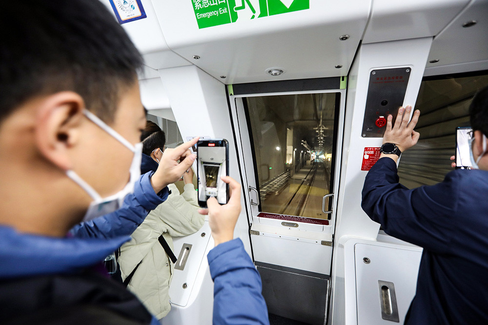 图集全国多地开通无人驾驶地铁市民尝鲜体验司机视角